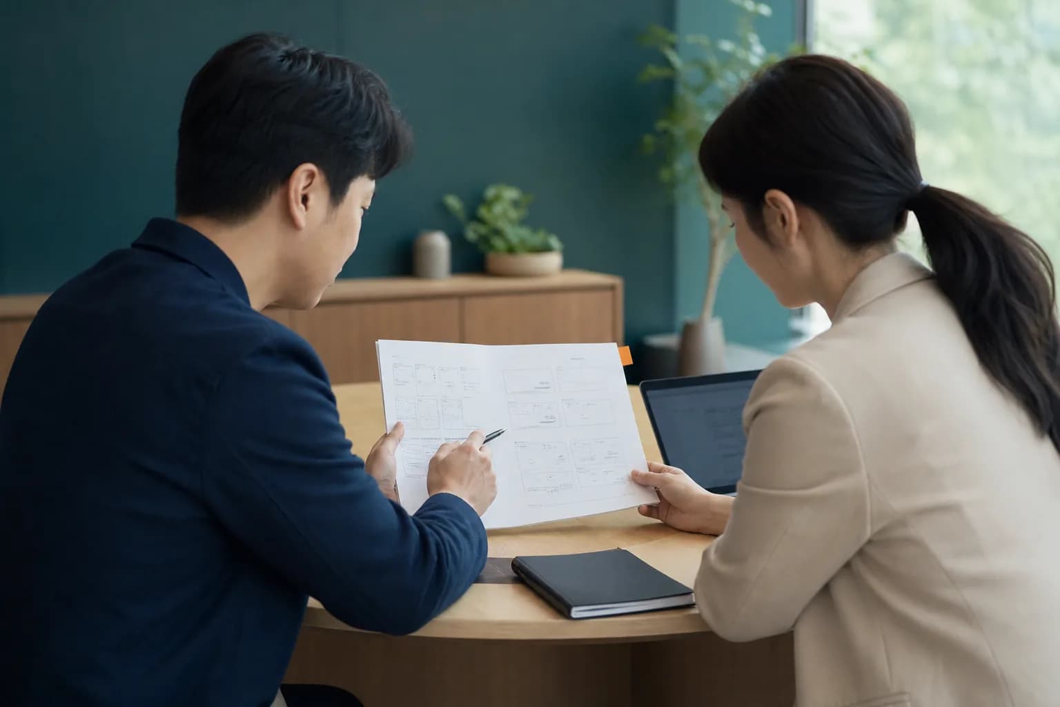 컨설턴트와 병의원 운영 담당자가 한 실행계획을 함께 검토하는 장면
