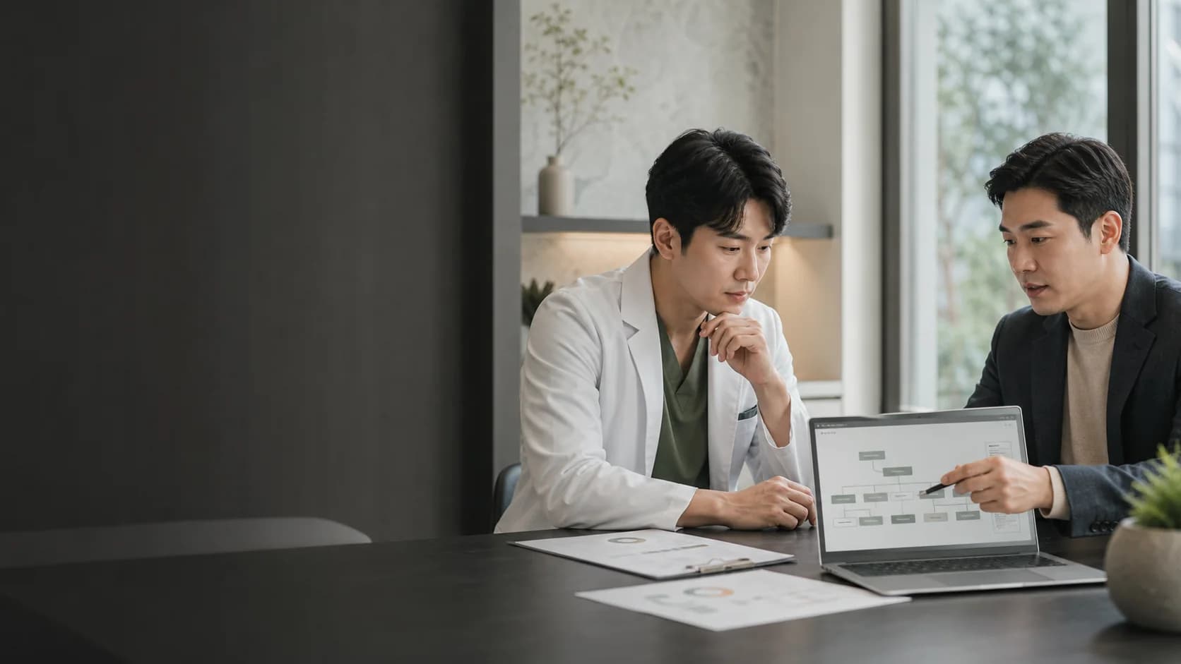 의료기관 운영 책임자와 실행 담당자가 홈페이지와 업무 흐름을 함께 검토하는 장면